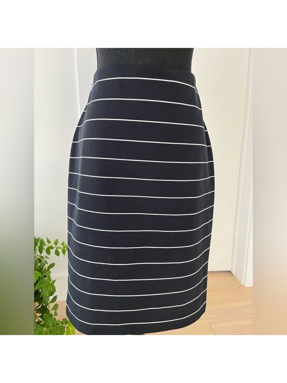 ANN TAYLOR Skirt Pull On Elastic Waist A-Line Stripe Black White Office Casual